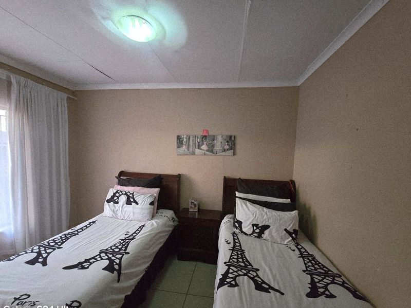 Modern 3-Bedroom Home with 2 Bathrooms & Double Garage in a Secure Complex. - Photo 9