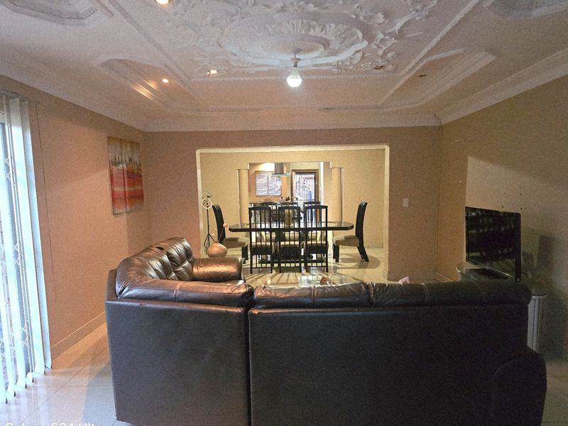 Modern 3-Bedroom Home with 2 Bathrooms & Double Garage in a Secure Complex. - Photo 7