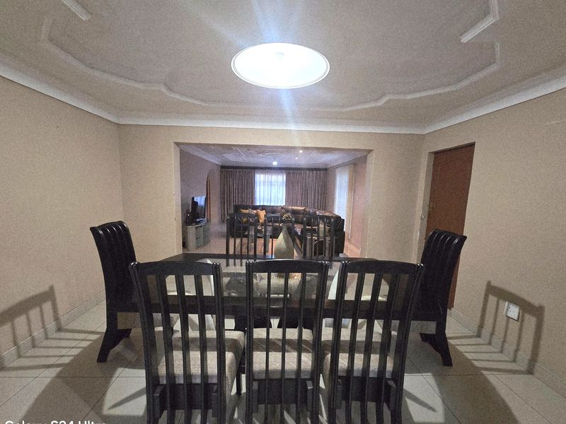 Modern 3-Bedroom Home with 2 Bathrooms & Double Garage in a Secure Complex. - Photo 6