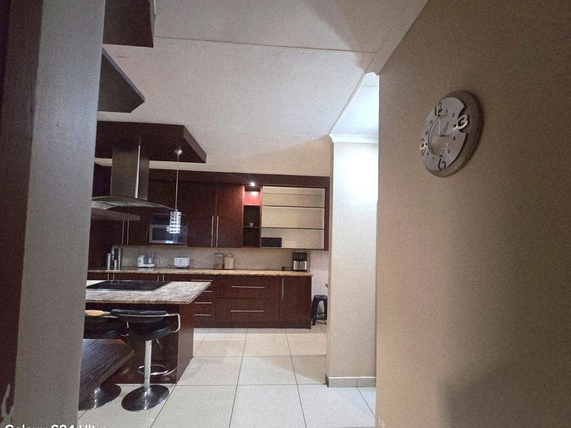 Modern 3-Bedroom Home with 2 Bathrooms & Double Garage in a Secure Complex. - Photo 5