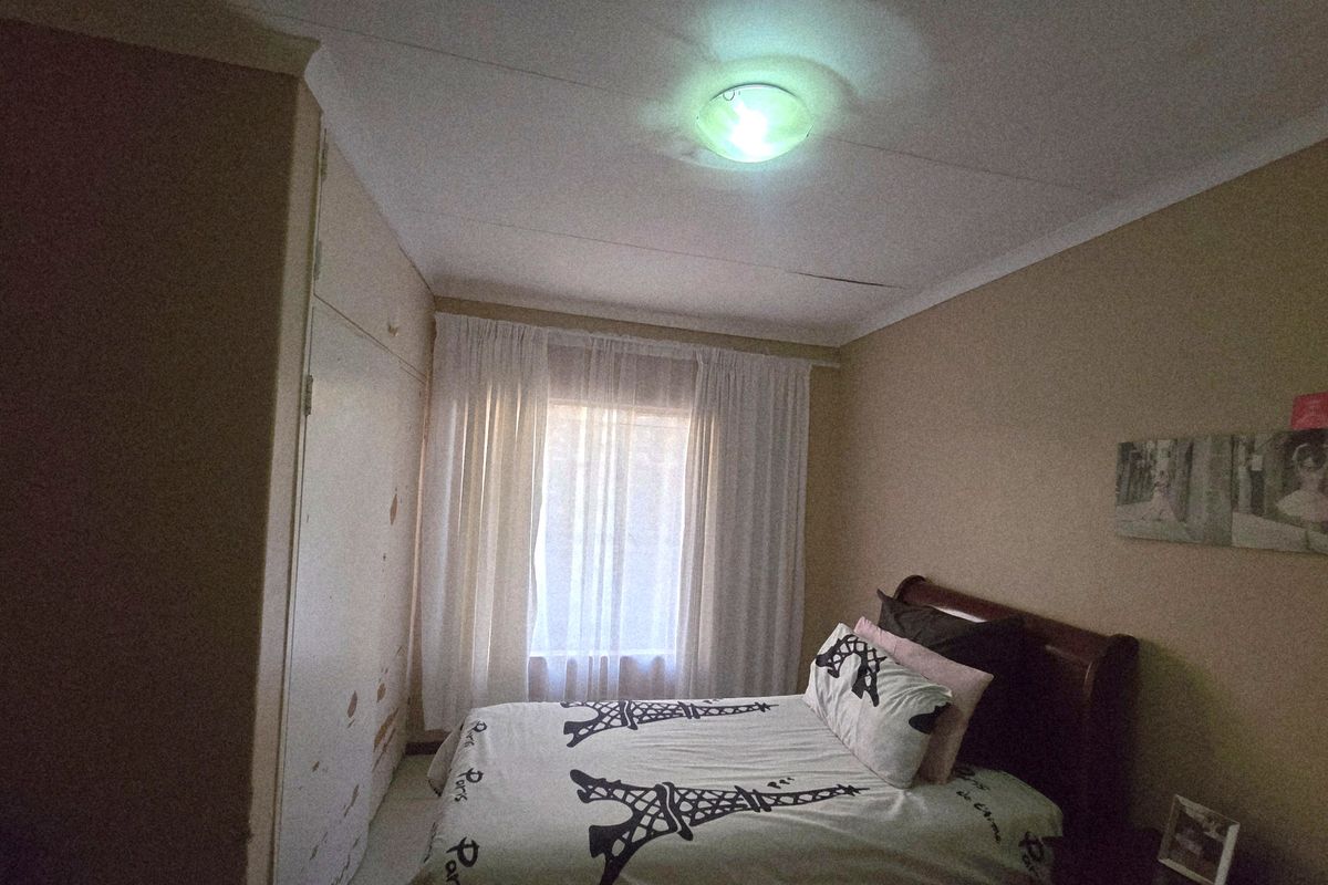 Modern 3-Bedroom Home with 2 Bathrooms & Double Garage in a Secure Complex. - Photo 3