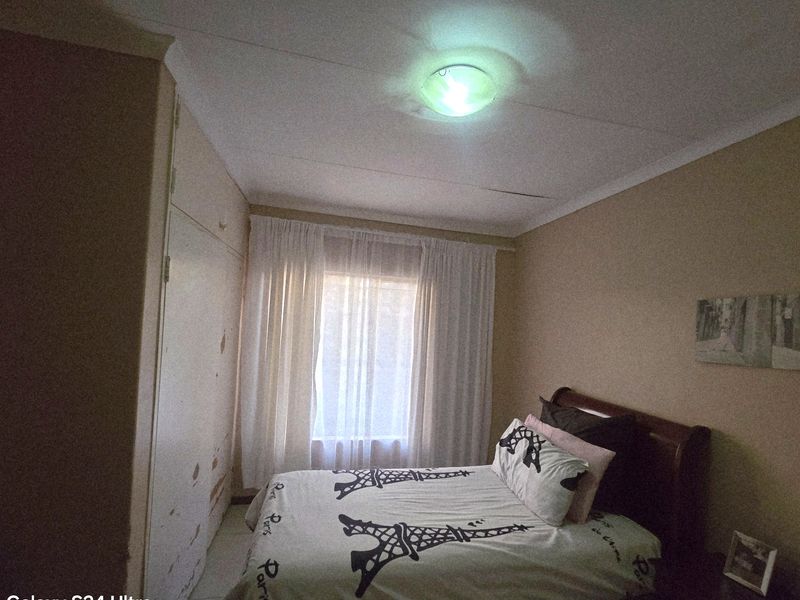 Modern 3-Bedroom Home with 2 Bathrooms & Double Garage in a Secure Complex. - Photo 3