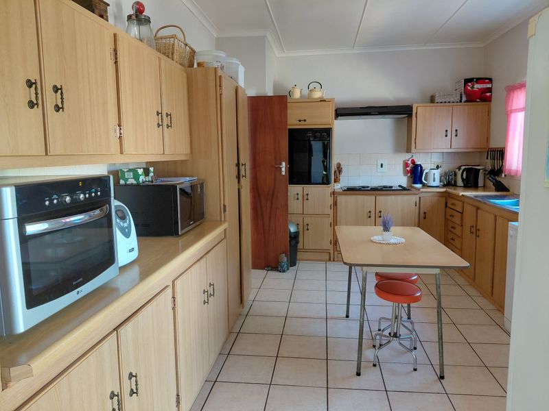 Ruim 4-Slaapkamer Gesinshuis teen die Koppie met Pragtige Tuin - Photo 2