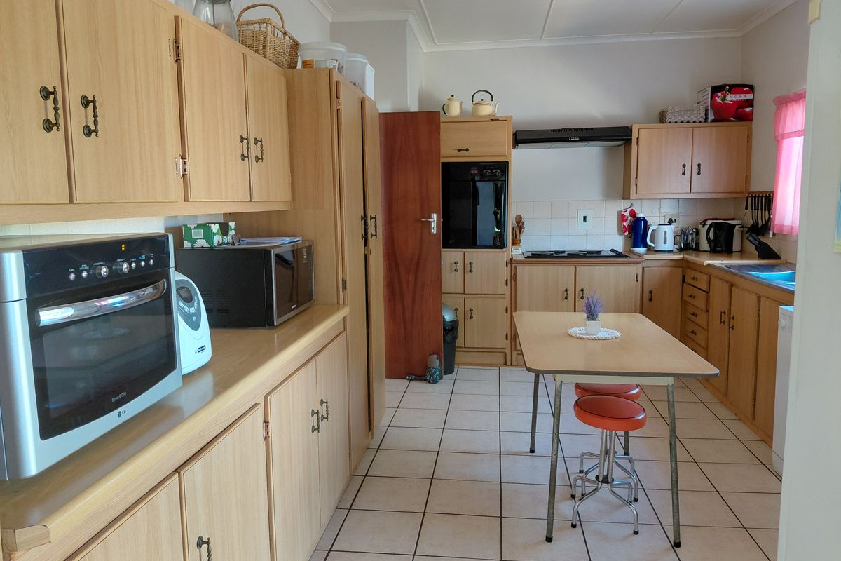 Ruim 4-Slaapkamer Gesinshuis teen die Koppie met Pragtige Tuin - Photo 2