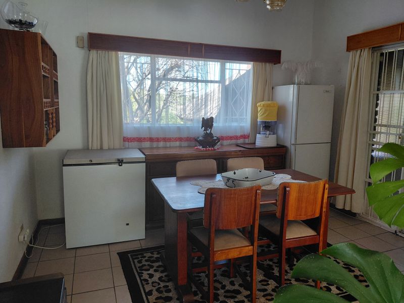 Ruim 4-Slaapkamer Gesinshuis teen die Koppie met Pragtige Tuin - Photo 10