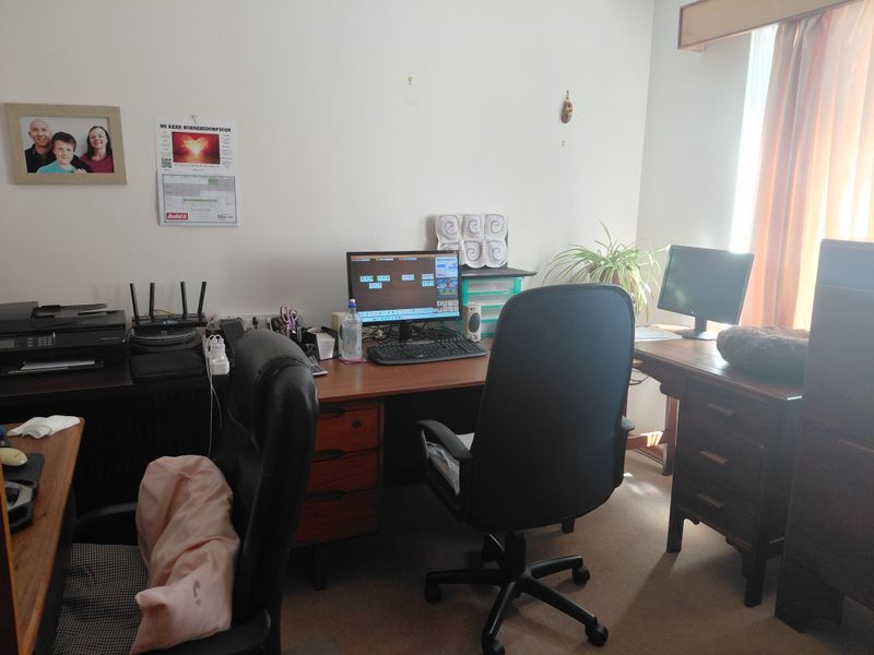 Ruim 4-Slaapkamer Gesinshuis teen die Koppie met Pragtige Tuin - Photo 9