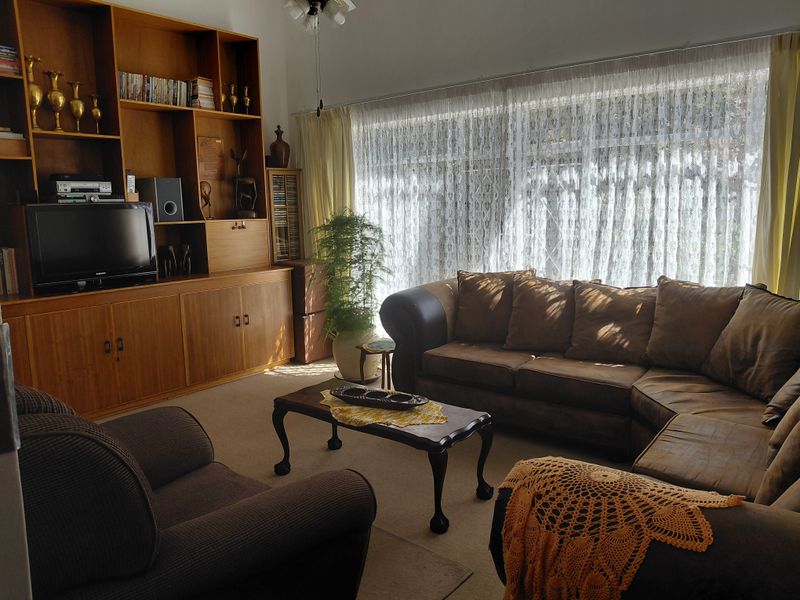 Ruim 4-Slaapkamer Gesinshuis teen die Koppie met Pragtige Tuin - Photo 7