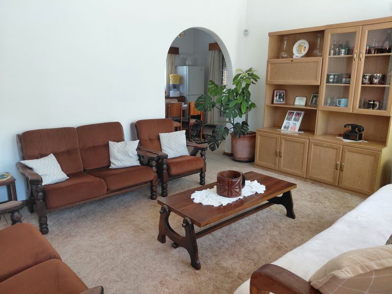 Ruim 4-Slaapkamer Gesinshuis teen die Koppie met Pragtige Tuin - Photo 4