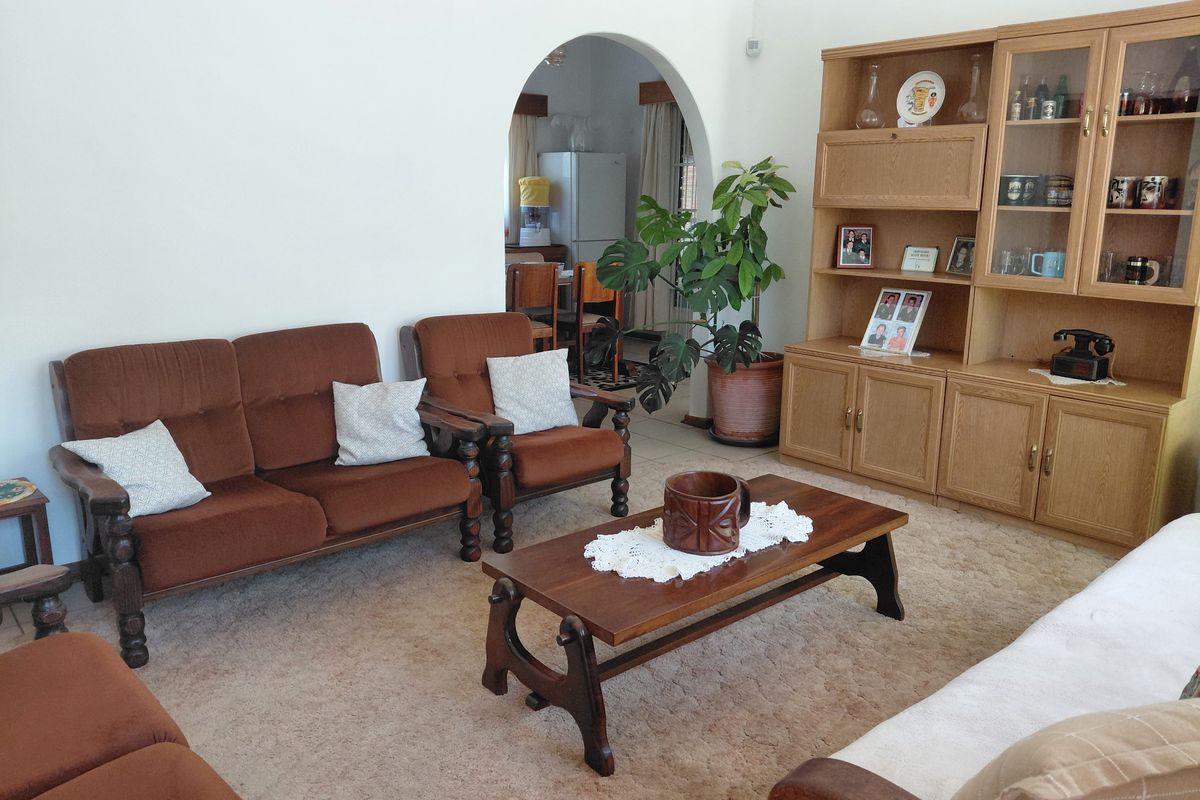 Ruim 4-Slaapkamer Gesinshuis teen die Koppie met Pragtige Tuin - Photo 4