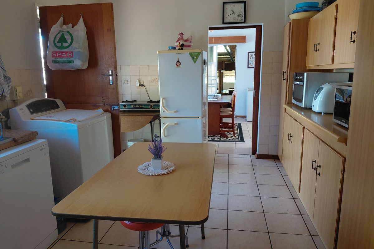 Ruim 4-Slaapkamer Gesinshuis teen die Koppie met Pragtige Tuin - Photo 3