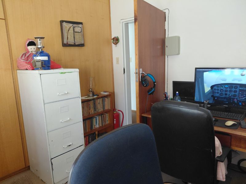 Ruim 4-Slaapkamer Gesinshuis teen die Koppie met Pragtige Tuin - Photo 8