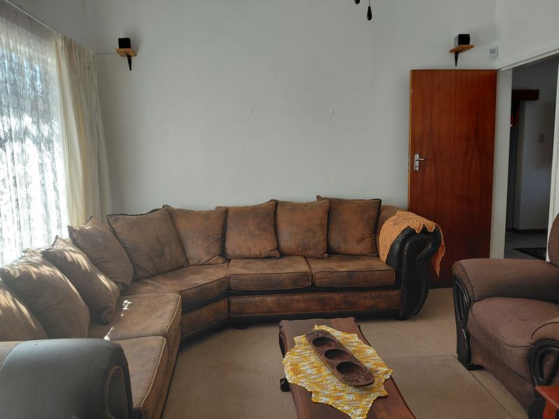 Ruim 4-Slaapkamer Gesinshuis teen die Koppie met Pragtige Tuin - Photo 6