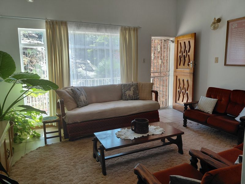 Ruim 4-Slaapkamer Gesinshuis teen die Koppie met Pragtige Tuin - Photo 5