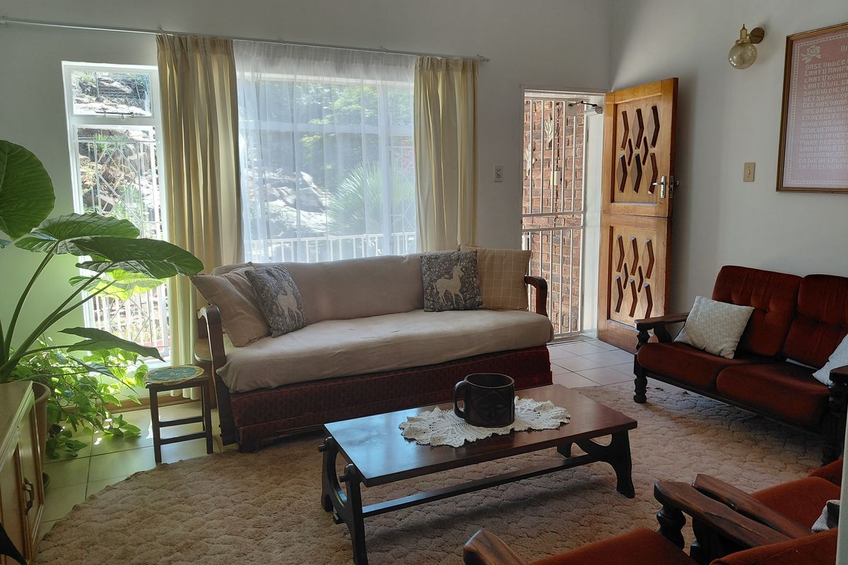 Ruim 4-Slaapkamer Gesinshuis teen die Koppie met Pragtige Tuin - Photo 5