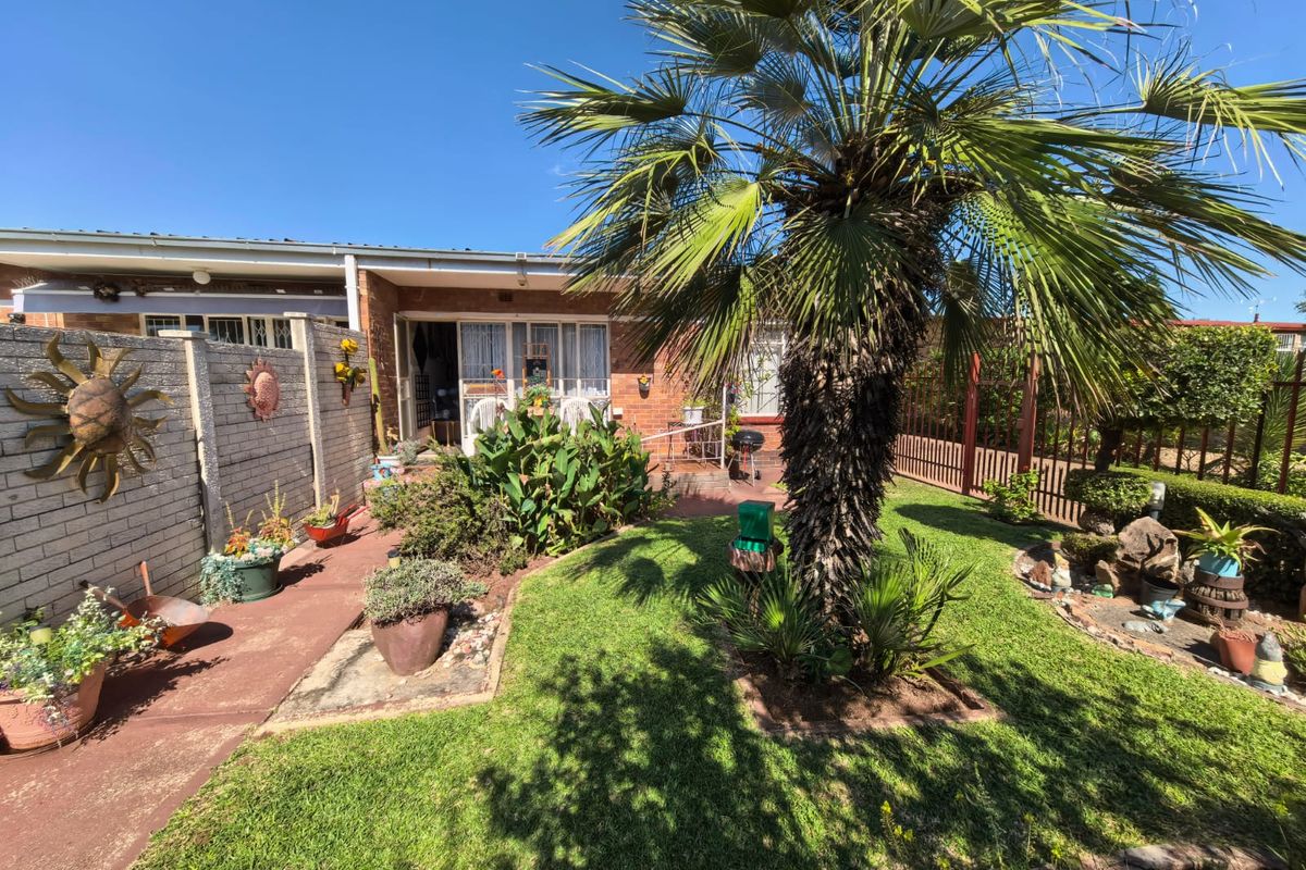 Discover this charming townhouse in Parys - Photo 2