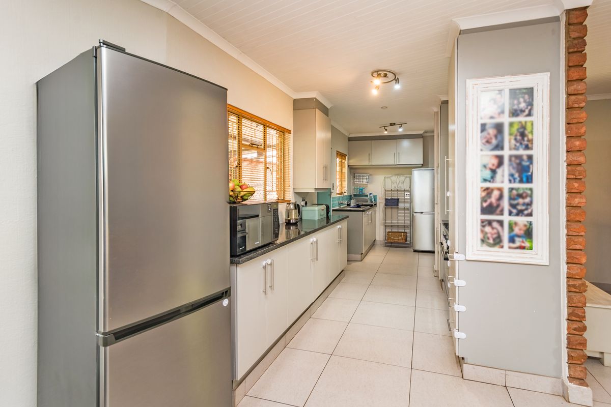 Ideal Family Home Close to All Amenities - Photo 4