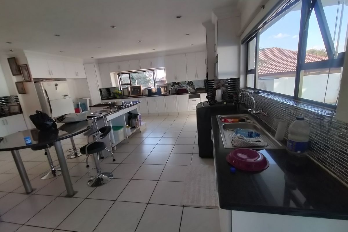 Grand, Modern and Exceptionally Spacious Family Home in Ninapark Estate - Photo 3