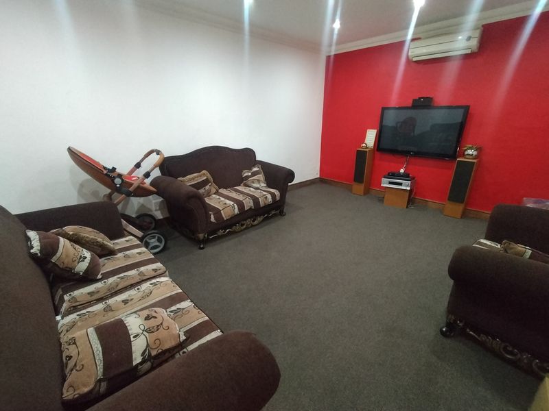 Grand, Modern and Exceptionally Spacious Family Home in Ninapark Estate - Photo 10