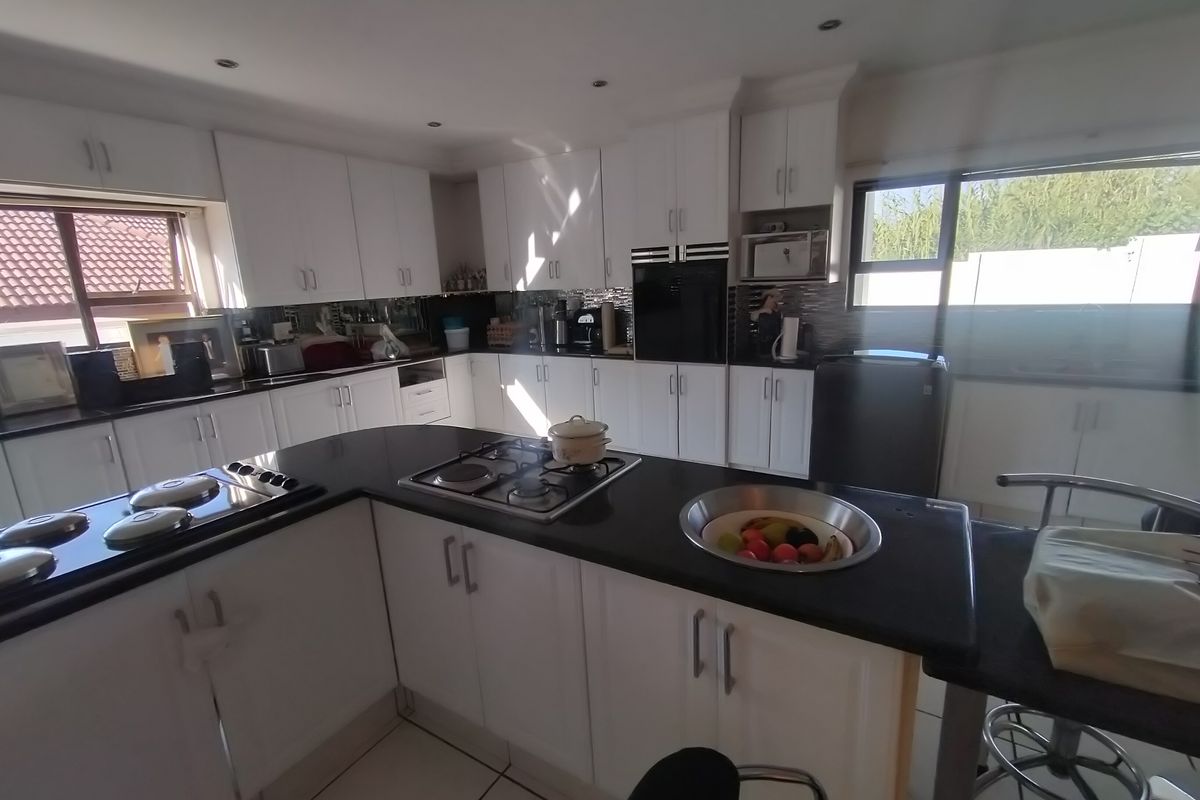 Grand, Modern and Exceptionally Spacious Family Home in Ninapark Estate - Photo 2