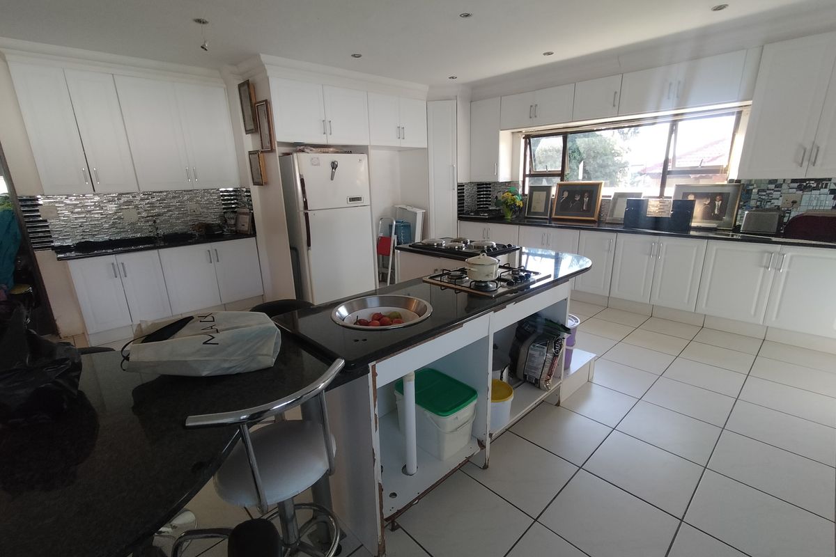 Grand, Modern and Exceptionally Spacious Family Home in Ninapark Estate - Photo 4