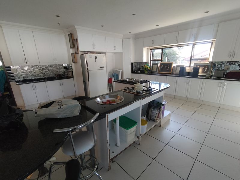 Grand, Modern and Exceptionally Spacious Family Home in Ninapark Estate - Photo 4