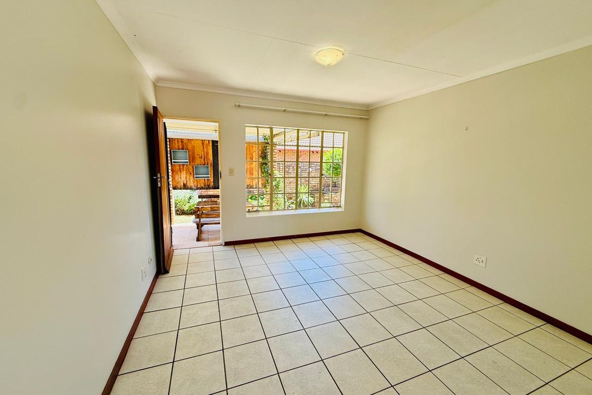 Charming Simplex with Private Garden and Entertaining Patio - Photo 5