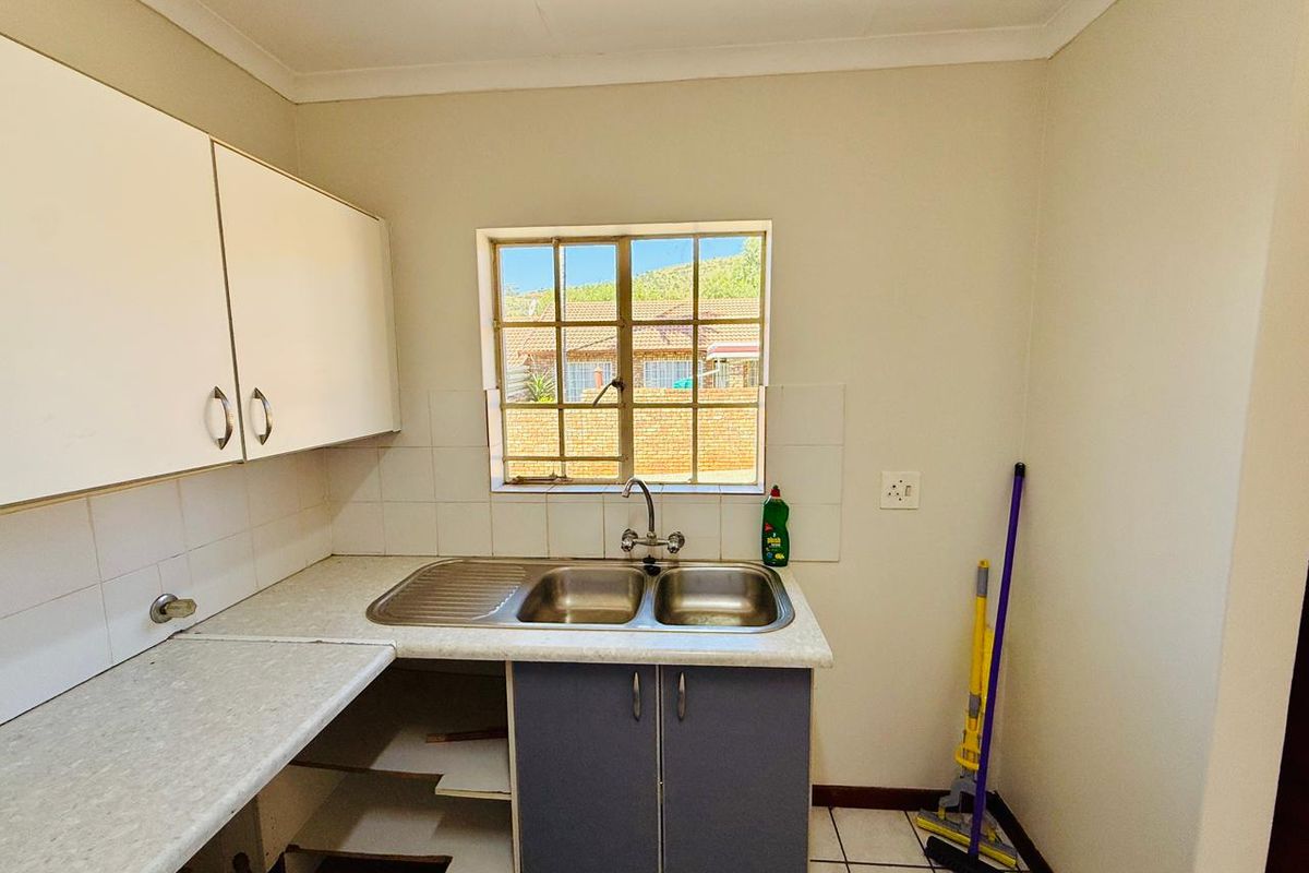 Charming Simplex with Private Garden and Entertaining Patio - Photo 4