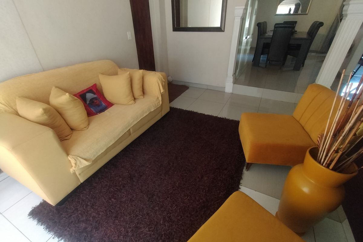 Modern Family Living on a Generous Stand in Amandasig - Photo 2