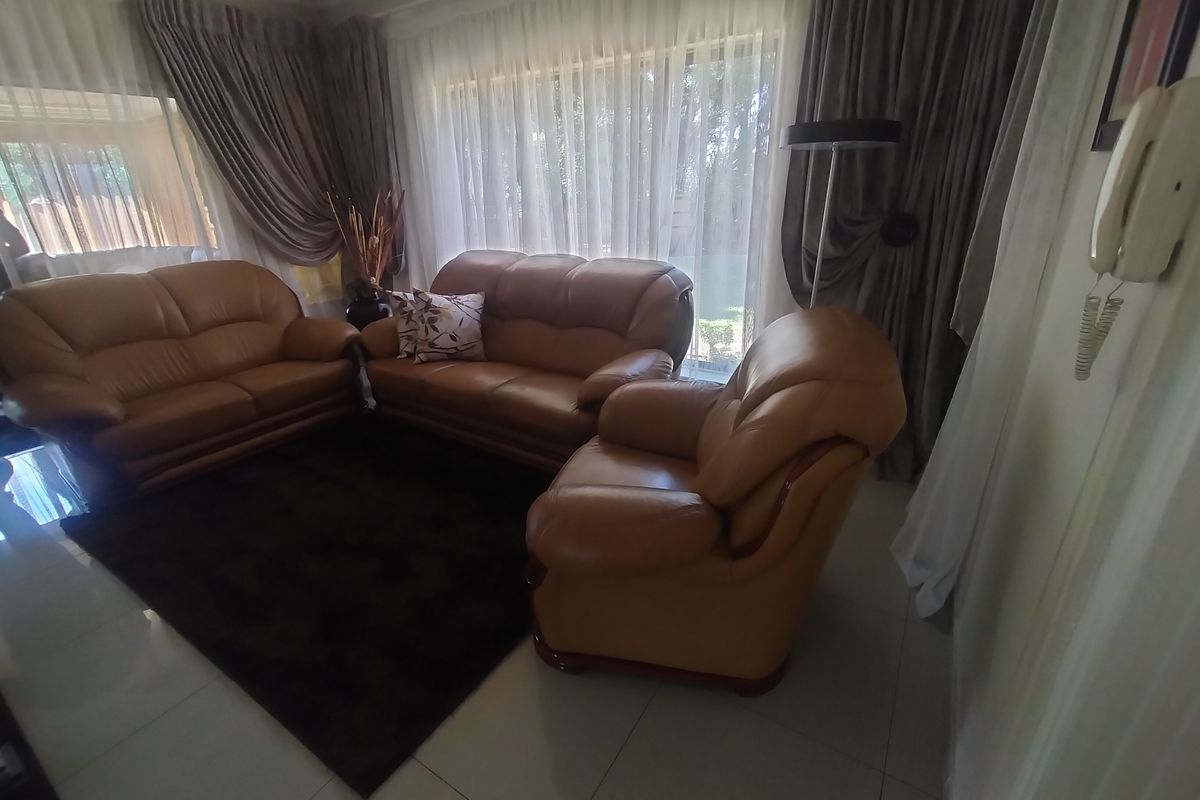 Modern Family Living on a Generous Stand in Amandasig - Photo 3