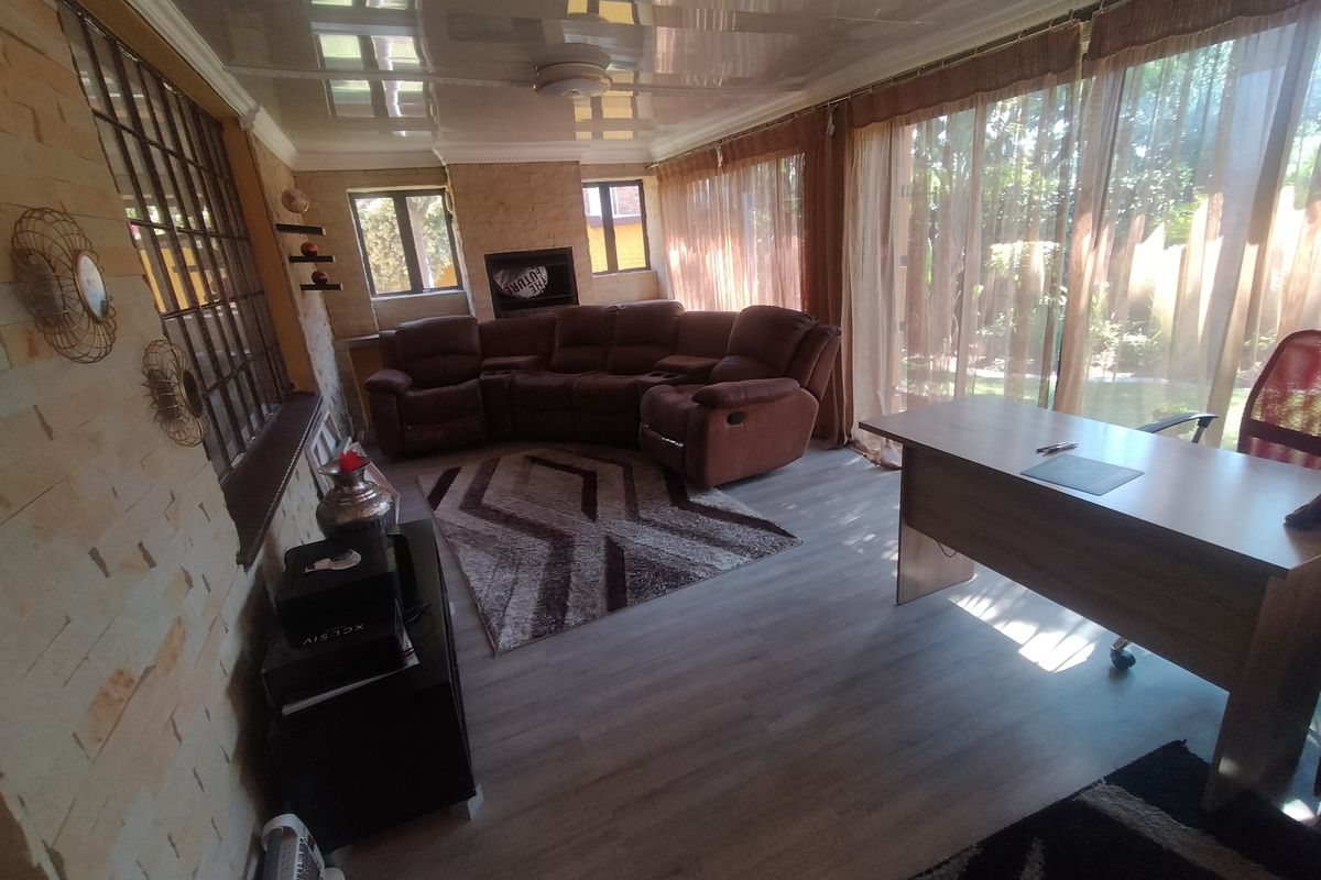 Modern Family Living on a Generous Stand in Amandasig - Photo 4