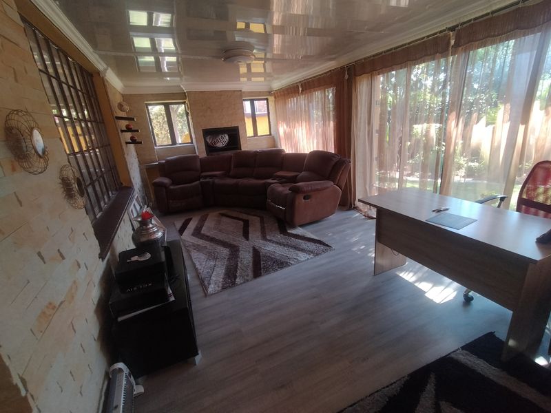 Modern Family Living on a Generous Stand in Amandasig - Photo 4