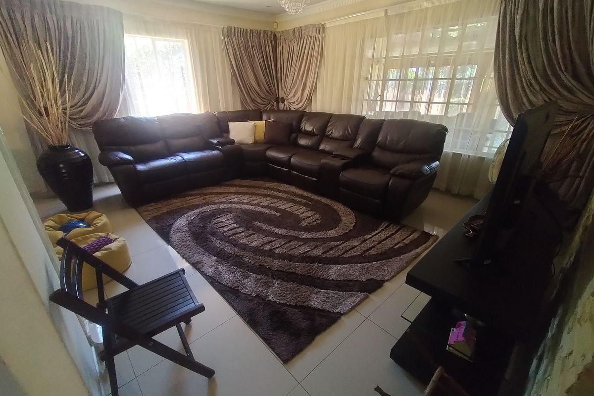 Modern Family Living on a Generous Stand in Amandasig - Photo 5