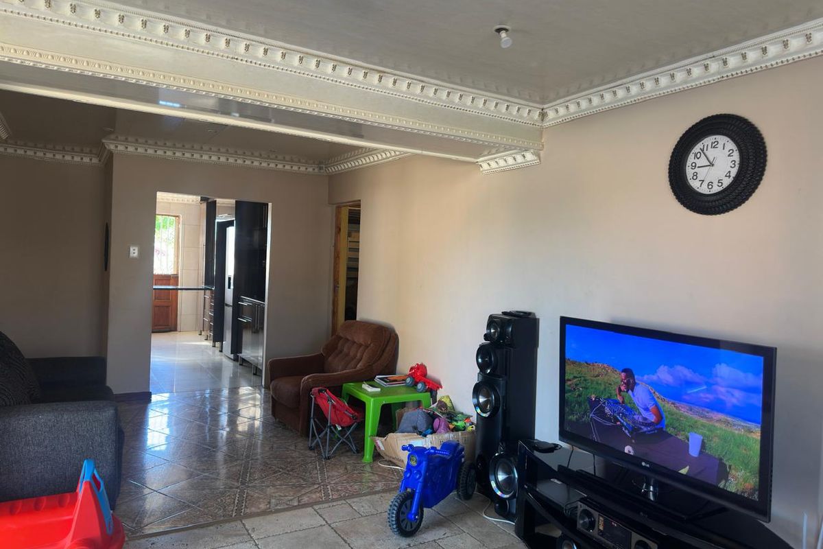 Move-In Ready Home with Convenient Transport Access - Photo 5