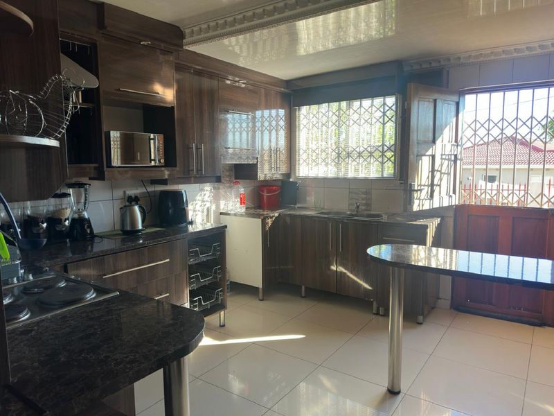 Move-In Ready Home with Convenient Transport Access - Photo 8