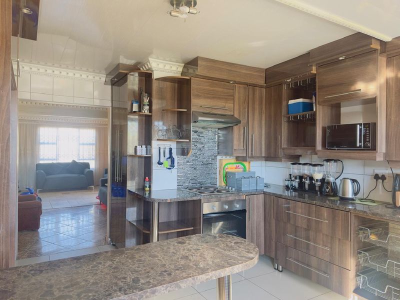 Move-In Ready Home with Convenient Transport Access - Photo 7