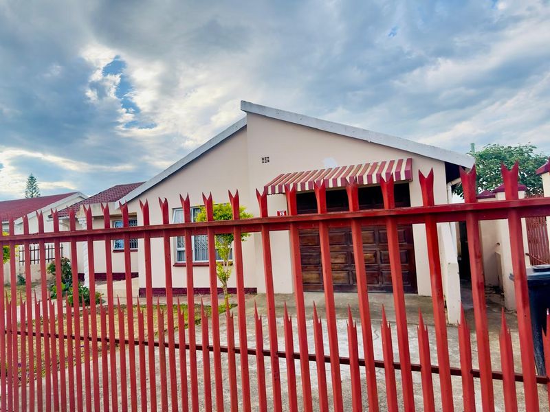 Move-In Ready Home with Convenient Transport Access - Photo 3