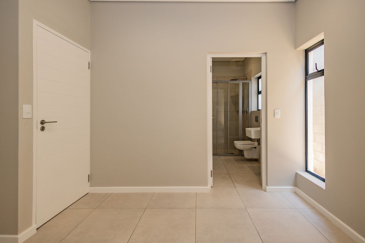 **Discover Your Dream Home: 3 Bedroom home in Silverstone Estate** - Photo 2