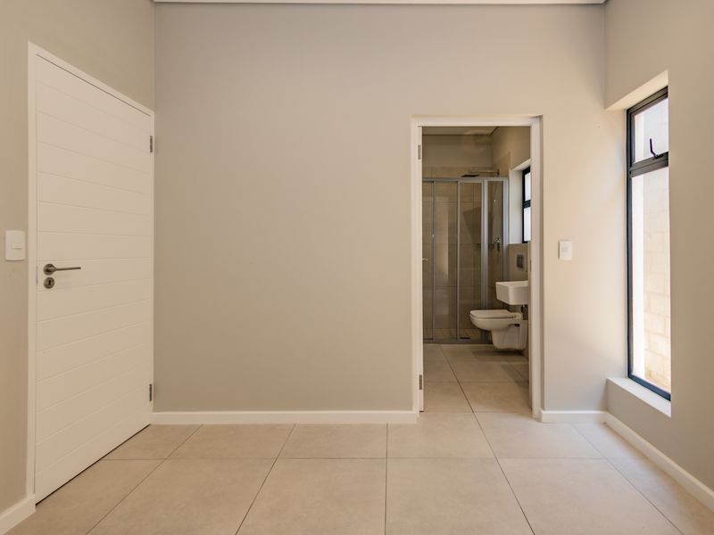 **Discover Your Dream Home: 3 Bedroom home in Silverstone Estate** - Photo 2