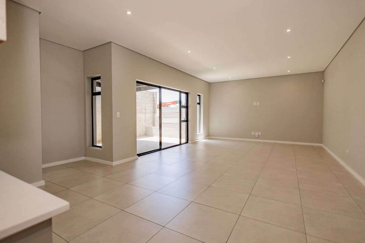 **Discover Your Dream Home: 3 Bedroom home in Silverstone Estate** - Photo 5