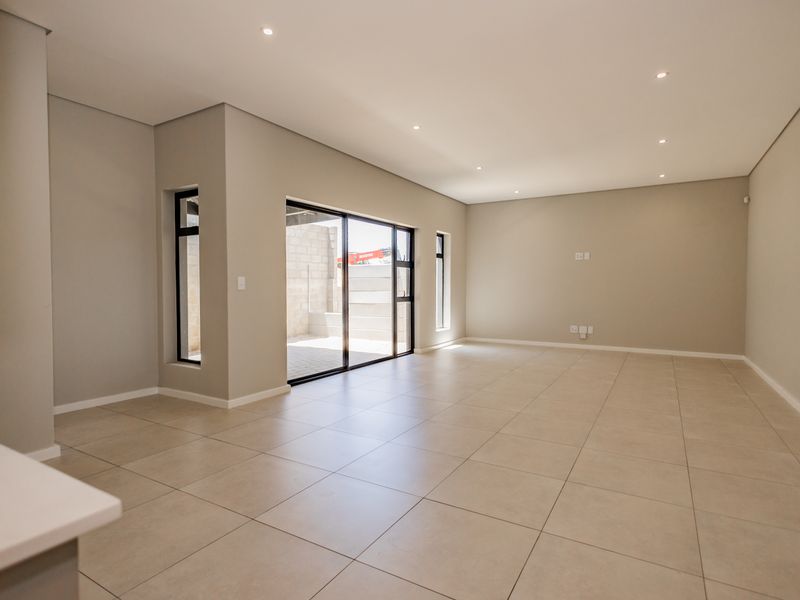 **Discover Your Dream Home: 3 Bedroom home in Silverstone Estate** - Photo 5