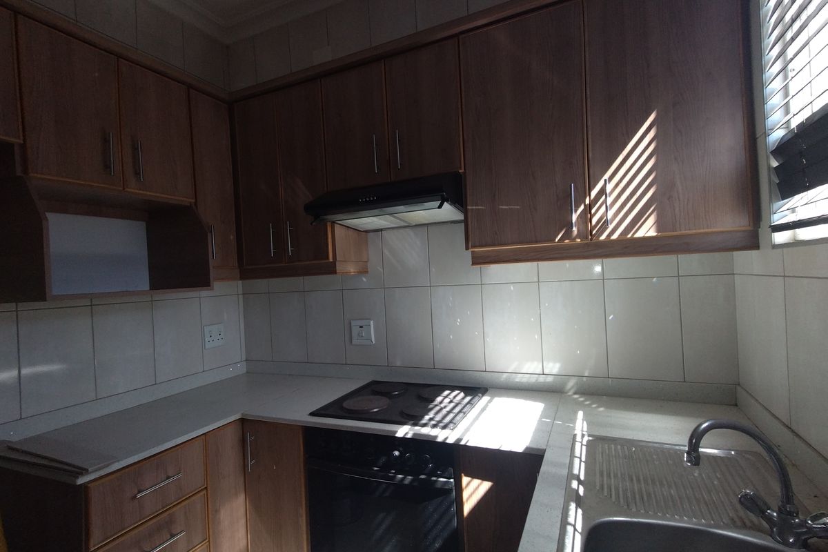 2 Bedrooms One Parking Windemere - Photo 2