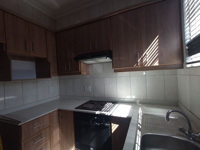 2 Bedrooms One Parking Windemere - Photo 2