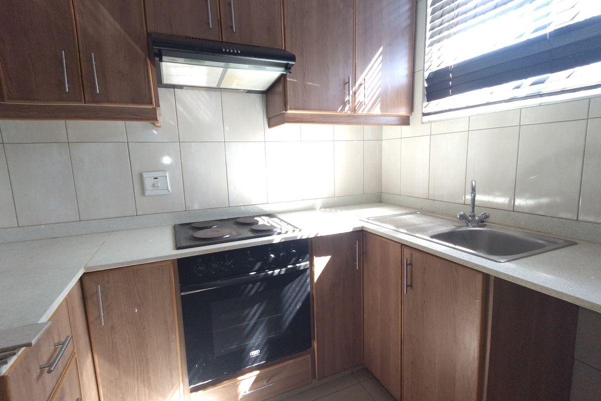 2 Bedrooms One Parking Windemere - Photo 4