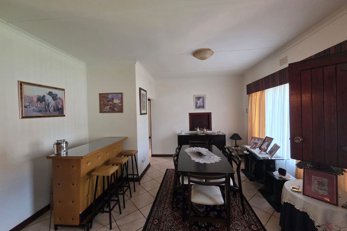 Grand 3-Bed Home with Dual Lounges, Pool & Prime Location - Photo 3