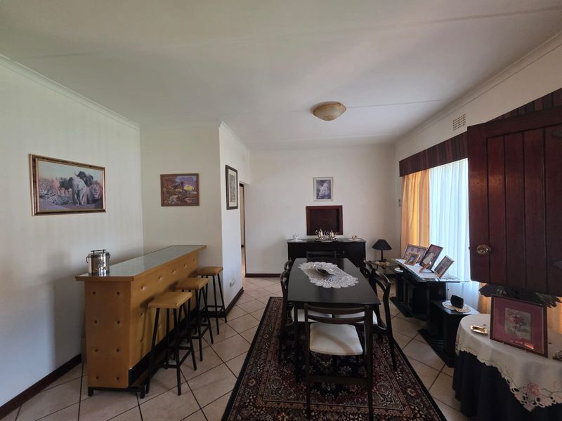 Grand 3-Bed Home with Dual Lounges, Pool & Prime Location - Photo 3