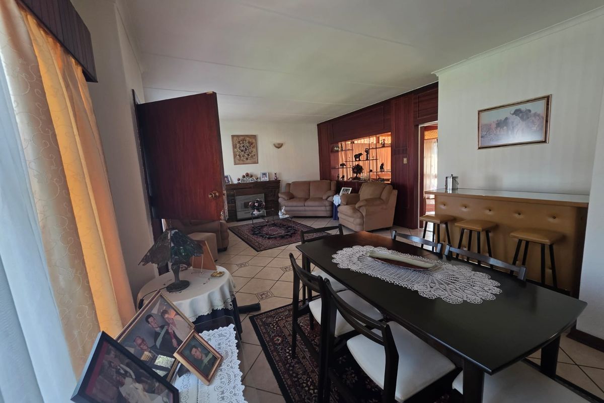 Grand 3-Bed Home with Dual Lounges, Pool & Prime Location - Photo 4