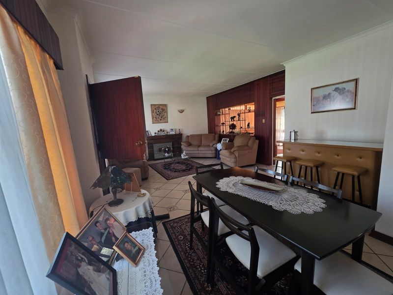 Grand 3-Bed Home with Dual Lounges, Pool & Prime Location - Photo 4