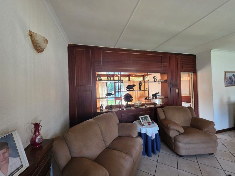 Grand 3-Bed Home with Dual Lounges, Pool & Prime Location - Photo 6