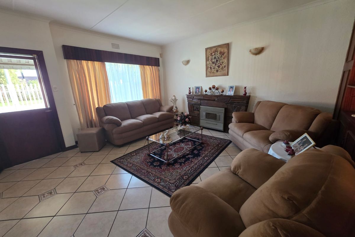 Grand 3-Bed Home with Dual Lounges, Pool & Prime Location - Photo 5