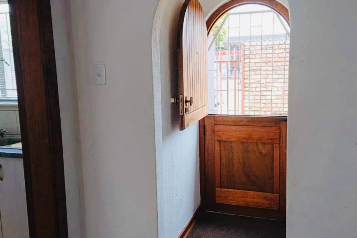 3-Bedroom Duplex Townhouse with Garage - Photo 3